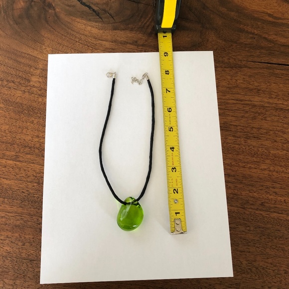 Peridot coloured glass necklace - Picture 4 of 4